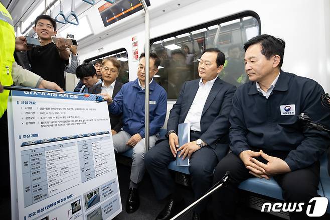 원희룡 국토교통부 장관이 지난 9월 21일 오전 서울 강남구 수서역에서 GTX-A 철도 수서~동탄 구간 시운전 차량에 탑승해 있다. (국토교통부 제공) 2023.9.21/뉴스1
