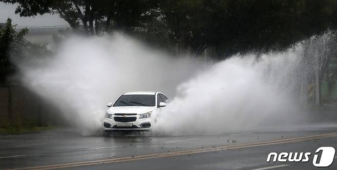 강풍과 호우를 동반한 제6호 태풍 '카눈'이 한반도에 상륙한 10일 대구 동구와 경북 경산시를 잇는 경안로 일부 구간이 침수돼 이곳을 지나는 차량이 거대한 물보라를 일으키며 달리고 있다. 2023.8.10/뉴스1 ⓒ News1 공정식 기자