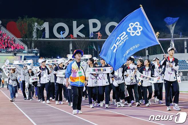 13일 오후 전남 목포종합경기장에서 열린 제104회 전국체육대회 개회식에서 서울 선수단이 입장하고 있다. 19일까지 열리는 이번 전국체전에는 항저우 아시안게임에서 활약한 황선우, 김우민, 임시현 등이 총출동, 총 2만9793명의 선수가 참가해 역대 최대 규모를 기록한다. 2023.10.13/뉴스1 ⓒ News1 안은나 기자