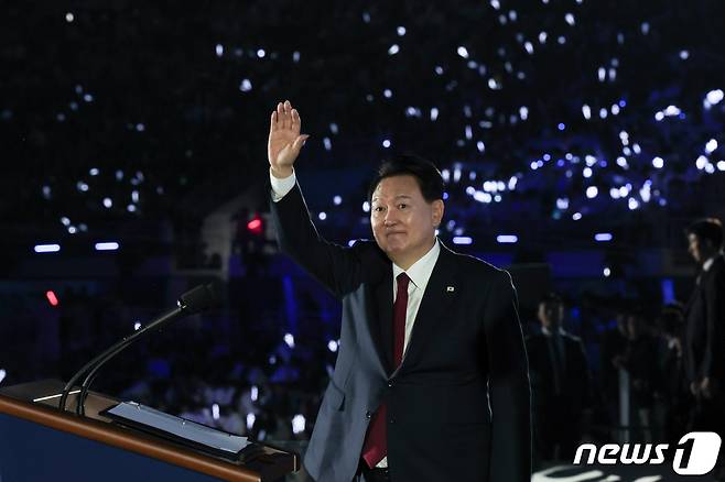 윤석열 대통령과 김건희 여사가 13일 전남 목포종합경기장에서 열린 제104회 전국체육대회 개회식을 지켜보며 관중들에게 인사하고 있다. (대통령실 제공) 2023.10.13/뉴스1 ⓒ News1 오대일 기자