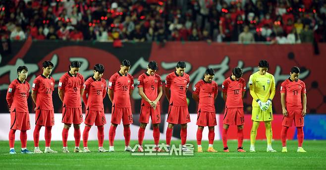 선수들이 튀니지와 경기에 앞서 故 박종환 감독을 추모하며 묵념을 하고 있다.