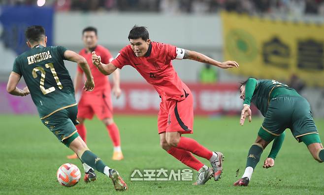 김민재가 13일 서울월드컵경기장에서 열린 축구 국가대표 평가전 튀니지와 경기에서 상대 수비를 따돌리고 드리블을 하고 있다. 2023. 10. 13.상암 | 최승섭기자 thunder@sportsseoul.com