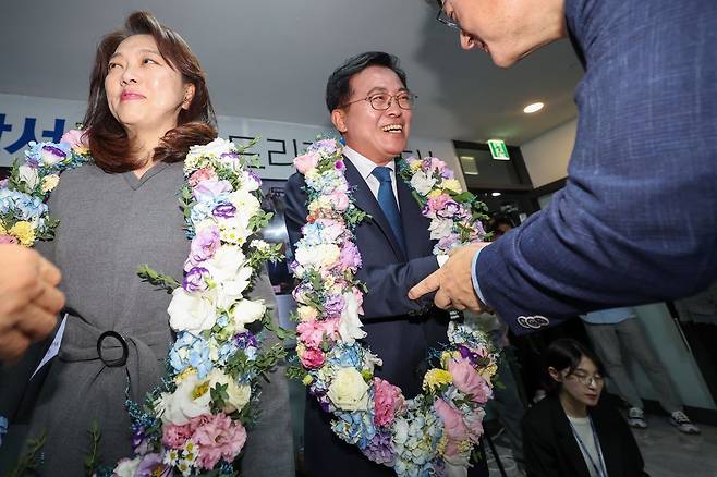 더불어민주당 진교훈 강서구청장 보궐선거 후보가 11일 오후 강서구 마곡동 캠프사 무실에서 당선이 확실시 되자 홍익표 원내대표에게 축하를 받고 있다. 2023.10.11. 이훈구 기자 ufo@donga.com