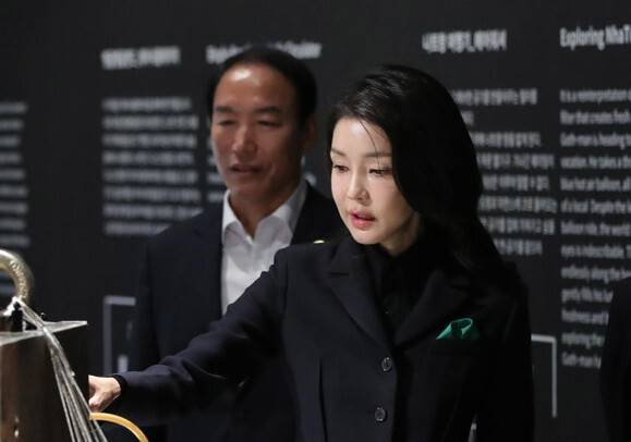 윤석열 대통령 부인 김건희 여사가 10일 광주 북구 광주비엔날레 전시관에서 열리고 있는 제10회 광주디자인비엔날레를 찾아 작품을 관람하고 있다. 연합뉴스