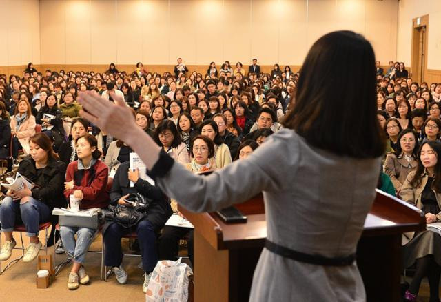 2019년 부산 해운대구 벡스코 컨벤션홀에서 초, 중등 학부모 대상으로 영재학교, 과학고, 자사고, 의대, 치대, 한의대, 수의예과, 약대 진학을 위한 종로학원하늘교육 고교 및 대입 특별 설명회가 열리고 있다. 한국일보 자료사진