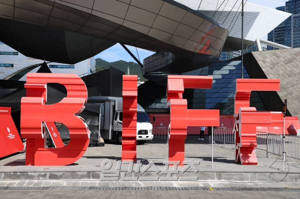 제28회 부산국제영화제(BIFF) 개막일인 4일 오후 부산 해운대구 영화의전당 앞에 영화제 구조물이 설치돼 있다. 부산=서병수 기자 qudtn@edaily.co.kr /2023.10.04/