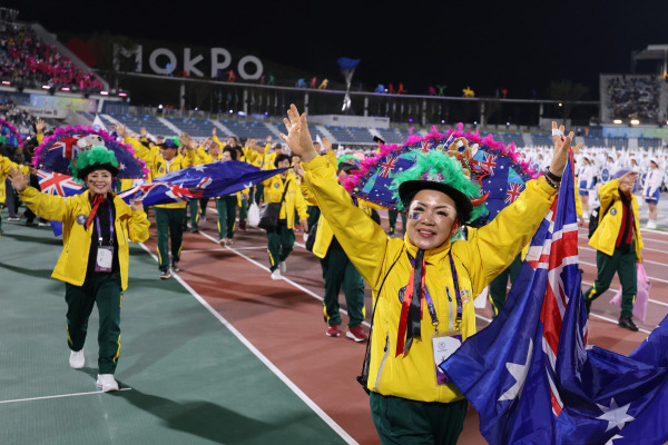 <yonhap photo-4242=""> 전국체전 참가한 재외동포들 (목포=연합뉴스) 정회성 기자 = 13일 오후 전남 목포시 목포종합경기장에서 열린 제104회 전국체육대회 개회식에서 재외동포 선수단이 입장하고 있다. 2023.10.13 hs@yna.co.kr/2023-10-13 19:01:50/ <저작권자 ⓒ 1980-2023 ㈜연합뉴스. 무단 전재 재배포 금지.></yonhap>