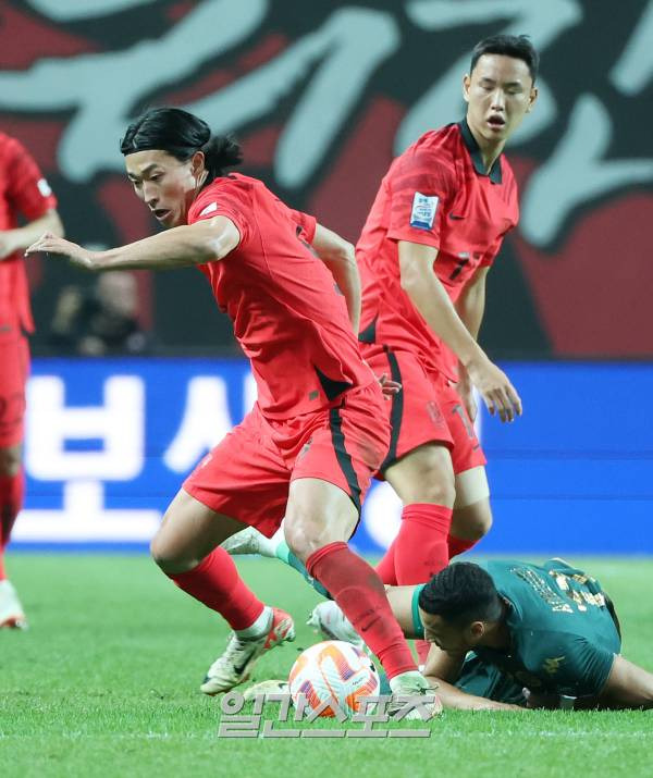 조규성이 13일 오후 서울 마포구 서울월드컵경기장에서 열린 대한민국 축구대표팀과 튀니지 대표팀과의 평가전에서 상대 선수에게 공을 빼앗고 있다. 상암=김민규 기자 mgkim1@edaily.co.kr /2023.10.13/