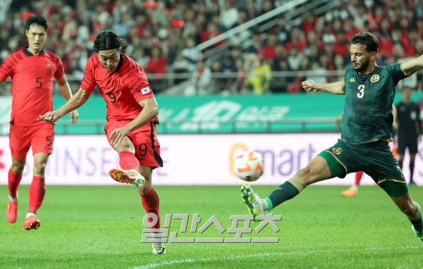 조규성이 13일 오후 서울 마포구 서울월드컵경기장에서 열린 대한민국 축구대표팀과 튀니지 대표팀과의 평가전에서 강력한 슈팅을 하고 있다. 상암=김민규 기자 mgkim1@edaily.co.kr /2023.10.13/