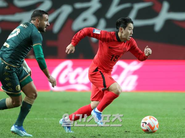 이강인이 13일 오후 서울 마포구 서울월드컵경기장에서 열린 대한민국 축구대표팀과 튀니지 대표팀과의 평가전에서 상대 수비를 따돌리는 빠른 돌파를 하고 있다. 상암=김민규 기자 mgkim1@edaily.co.kr /2023.10.13/