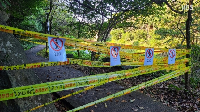 낙석 사고로 출입이 통제된 서귀포시 서귀동 정모시쉼터 인근 하영올레 2코스 (사진, 이효형 기자)