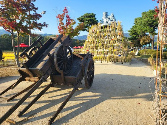 농경 아트 퍼포먼스로 달구지와 벼화분을 이용한 오브제 작품이 전시되어 있다.