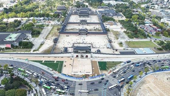 광화문 월대 및 현판 복원 기념식을 사흘 앞둔 12일 오후 서울 광화문 일대에서 막바지 공사가 진행되고 있다. 연합뉴스