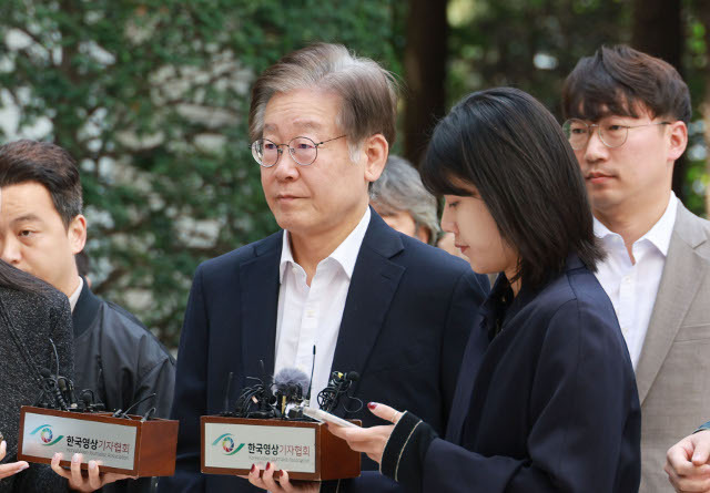 더불어민주당 이재명 대표가 지난 6일 오전 서울 서초구 중앙지법에서 열린 대장동· 위례신도시 특혜 의혹 사건 첫 재판에 출석하고 있다. 연합뉴스