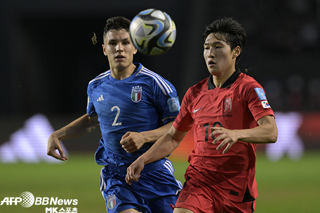 배준호(오른쪽)가 이탈리아와 2023 FIFA U-20 월드컵 4강전에서 마티아 차노티와 공을 다투고 있다. 당시 차노티는 유럽클럽랭킹 8위 인터 밀란 소속이었다. 사진=AFPBBNews=News1