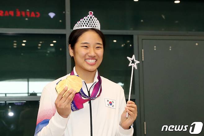 (인천공항=뉴스1) 이승배 기자 = 배드민턴 여제 안세영이 제19회 항저우 아시안게임을 마치고 8일 오후 인천국제공항을 통해 귀국해 메달을 들고 포즈를 취하고 있다.  안세영은 항저우 아시안게임에서 배드민턴 여자 단식, 여자 단체전에서 금메달을 따내며 2관왕에 등극했다. 2023.10.8/뉴스1  Copyright (C) 뉴스1. All rights reserved. 무단 전재 및 재배포,  AI학습 이용 금지.