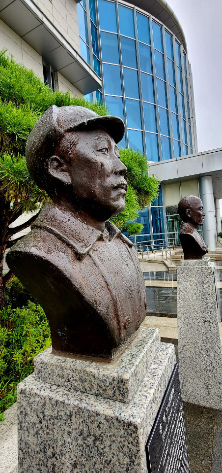 문재인 정부 당시 육군사관학교에 졸속 설치된 홍범도 장군 흉상 외부 이전을 둘러싸고 논란이 일고 있다. 사진은 서울 용상 국방부 본관 앞  홍범도 장군 흉상. 정충신 선임기자