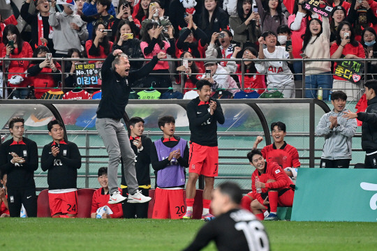 13일 서울 마포구 서울월드컵경기장에서 열린 ‘하나은행 초청 축구 국가대표팀 친선겅기’ 대한민국과 튀니지의 경기, 황의조의 마지막 득점 때 클린스만 감독과 손흥민, 이강인 등이 함께 기뻐하고 있다. 백동현 기자