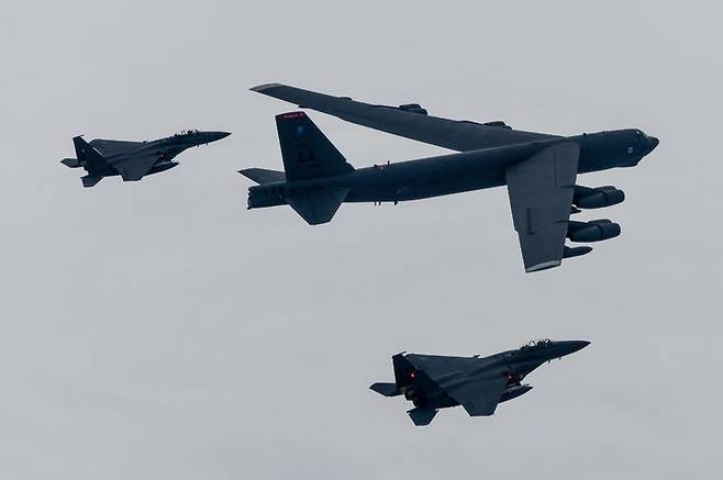 [서울=뉴시스] 13일 한국 공군의 F-15K와 미 공군의 F-16, 미 B-52H 전략폭격기가 한반도 상공에서 한미 연합공중훈련을 하고 있다. (사진=합동참모본부 제공) 2023.07.13. photo@newsis.com *재판매 및 DB 금지