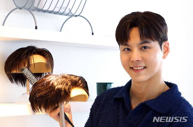 [서울=뉴시스] 최진석 기자 = 크리에이터 '최윅'이 18일 서울 동작구 라이킹스페이스에서 뉴시스와 인터뷰하며 포즈를 취하고 있다.  2023.09.XX. myjs@newsis.com