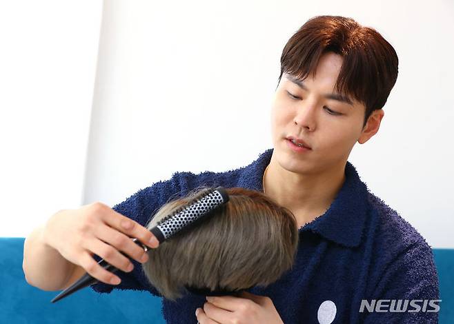 [서울=뉴시스] 최진석 기자 = 크리에이터 '최윅'이 18일 서울 동작구 라이킹스페이스에서 뉴시스와 인터뷰하며 포즈를 취하고 있다.  2023.09.XX. myjs@newsis.com