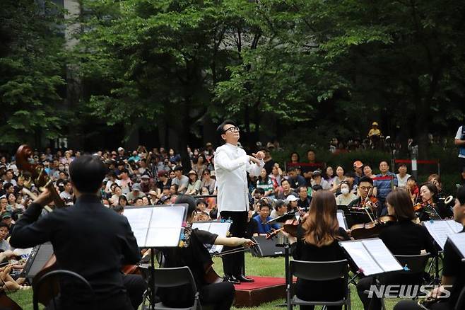 [서울=뉴시스]  지난 6월 서울 강동구 고덕 그라시움에서에서 개최된 '푸르지오 가든 음악회' 현장. (사진=대우건설 제공)