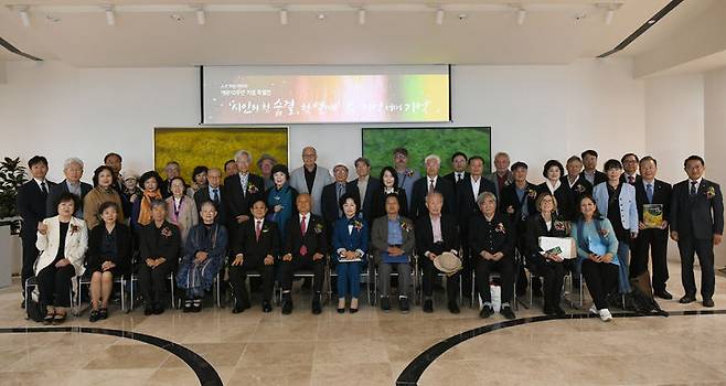 [뉴시스=천안]백석대학교에서 열린 '산사현대시100년관' 개관 10주년 기념 행사 후 참석자들이 기념 사진을 찍고 있다.(사진=백석대학교) *재판매 및 DB 금지