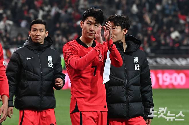 손흥민이 28일 저녁 서울 마포구 서울월드컵경기장에서 열린 대한민국 대 우루과이 축구국가대표팀 친선경기를 마친 후 팬들에게 인사를 하고 있다. 류영주 기자