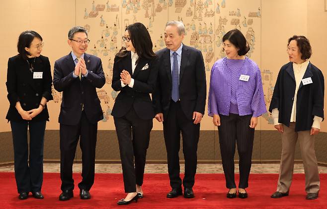 김건희 여사가 12일 서울 용산 대통령실 청사에서 열린 대한암협회 명예회장 추대행사에서 참석자들과 기념촬영을 마친 뒤 인사하고 있다. 대통령실 제공