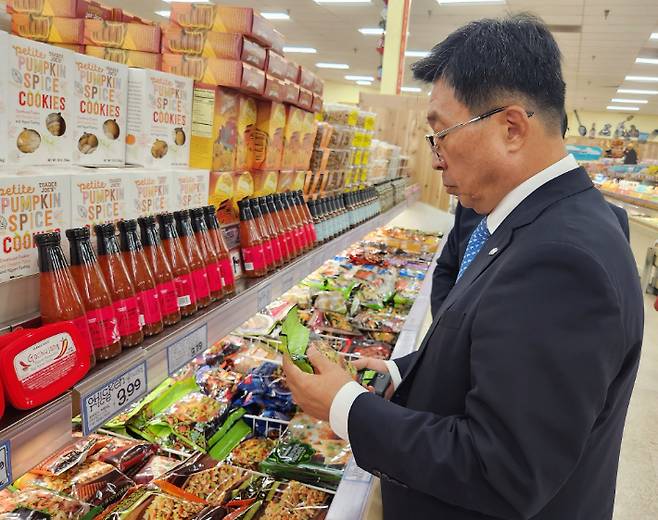 한국농수산식품유통공사 김춘진 사장이 트레이더조(Trader Joe's)에 방문했다. 한국농수산식품유통공사 제공