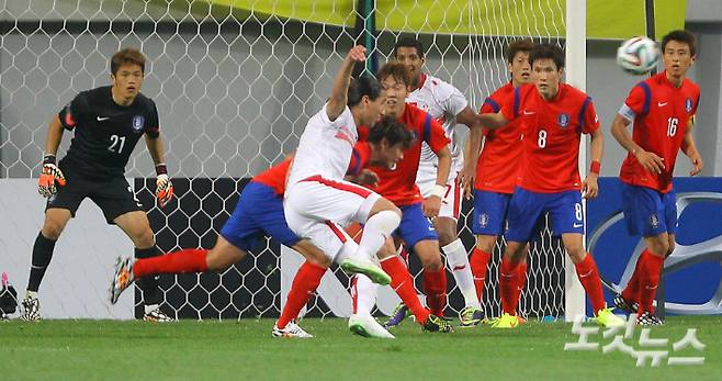 지난 2014년 축구 국가대표팀 평가전 대한민국과 튀니지의 경기에서 대한민국 선수들이 튀니지의 코너킥을 막아내고 있다. 박종민 기자