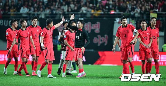 [OSEN=지형준 기자] 위르겐 클린스만 감독이 이끄는 대한민국 축구 국가대표팀이 13일 오후 8시&nbsp;서울월드컵경기장에서 튀니지와 국가대표 친선경기서 이강인의 2골 1도움 슈퍼 활약을 앞세워 4-0으로 승리했다.경기를 마치고 대한민국 손흥민이 동료선수들과 승리를 기뻐하고 있다. 2023.10.13 /jpnews@osen.co.kr