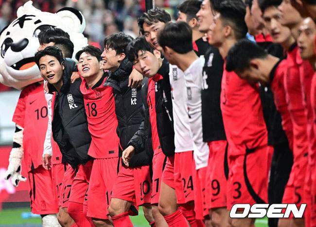 [OSEN=지형준 기자] 위르겐 클린스만 감독이 이끄는 대한민국 축구 국가대표팀이 13일 오후 8시&nbsp;서울월드컵경기장에서 튀니지와 국가대표 친선경기서 이강인의 2골 1도움 슈퍼 활약을 앞세워 4-0으로 승리했다.경기를 마치고 대표팀 선수들이 붉은악마와 승리를 기뻐하고 있다. 2023.10.13 /jpnews@osen.co.kr