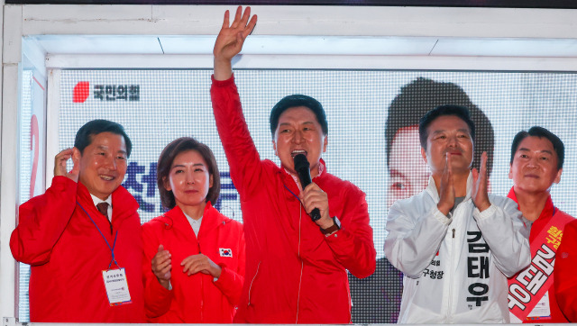 ▲국민의힘 김기현 당 대표가 강서구청장 보궐선거를 하루 앞둔 10일 오후 서울 강서구 발산역 앞 광장에서 김태우 후보 당선을 위한 막바지 유세를 하고 있다. ⓒ연합뉴스