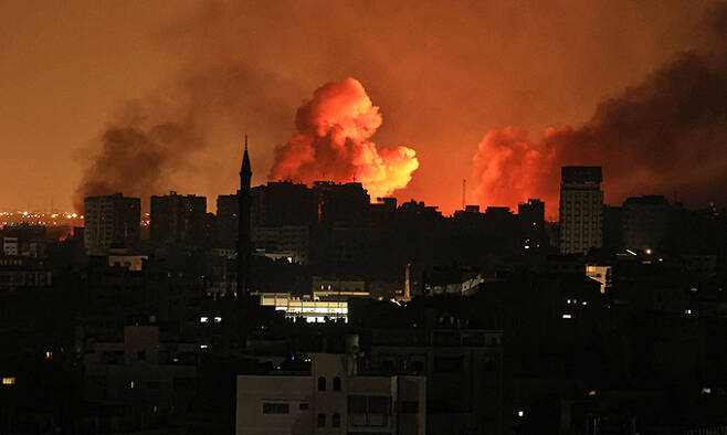 지난 12일(현지시간) 이스라엘의 공습 이후 가자지구 중심 도시 가자시티에서 화염이 솟구치고 있다. 가자시티=AFP연합뉴스