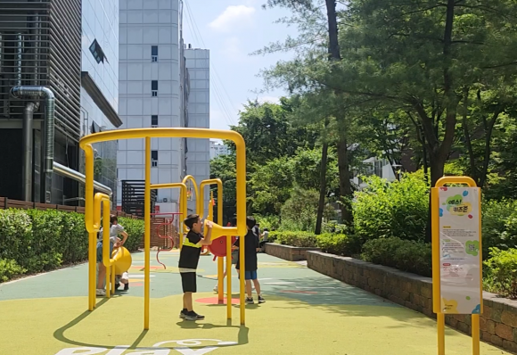 강남구 대치동 한티근린공원에 설치된 ‘예스 키즈존’에서 아이들이 시설물을 즐기고 있다. 강남구 제공