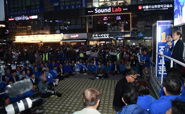 이재명 더불어민주당 대표가 10월 9일 오후 서울 강서구 발산역 앞에서 진교훈 강서구청장 후보의 지원 유세를 하고 있다. / 김창길 기자