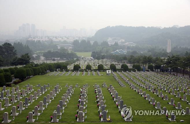 안개 낀 현충원 [연합뉴스 자료사진]