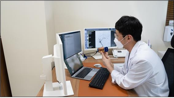 실증특례 참여하는 환자를 비대면 원격진료하는 의료진의 모습 [한국과학기술연구원 제공. 재판매 및 DB 금지]