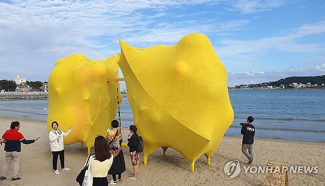 바다도 보고 작품도 보고 (부산=연합뉴스) 이종민 기자 = 13일 오후 부산 기장군 일광해수욕장에 2023 바다미술제 작품이 설치돼 있다. 올해 바다미술제는 14일부터 부산 일광해수욕장에서 열린다. 전 세계 20개국 31팀이 참여해 42점의 작품이 전시된다. 2023.10.13 handbrother@yna.co.kr