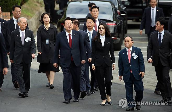 공생복지재단 설립 95주년 기념식 입장하는 윤 대통령 내외 (목포=연합뉴스) 임헌정 기자 = 윤석열 대통령과 부인 김건희 여사가 13일 전남 목포 공생원에서 열린 공생복지재단 설립 95주년 기념식에 입장하고 있다. 2023.10.13 [대통령실통신사진기자단] kane@yna.co.kr