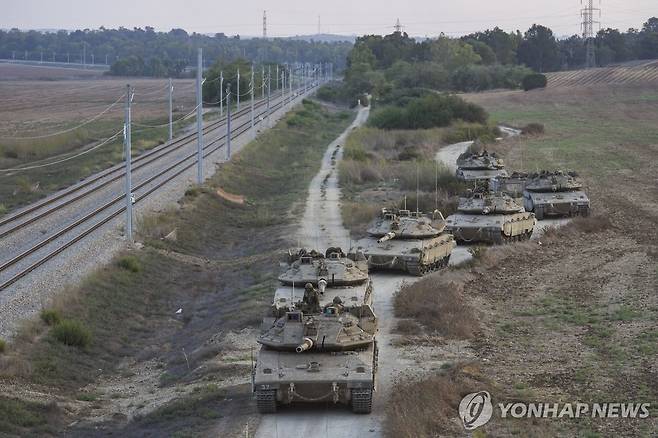 가자지구 인근에 집결한 이스라엘군 탱크 (이스라엘-가자지구 국경 AP=연합뉴스) 이스라엘군 탱크들이 11일(현지시간) 팔레스타인 가자지구와 인접한 국경 근처에서 이동하고 있다. 지난 7일 팔레스타인 무장 정파 하마스의 기습으로 교전이 시작된 가운데 이스라엘이 탱크와 장갑차를 결집시키면서 지상전이 임박했다는 관측이 나왔다. 2023.10.12 besthope@yna.co.kr