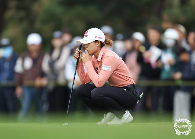 황유민이 14일 열린 KLPGA 투어 동부건설·한국토지신탁 챔피언십 3라운드에서 그린 공략을 고심하고 있다.(사진=KLPGA 제공)