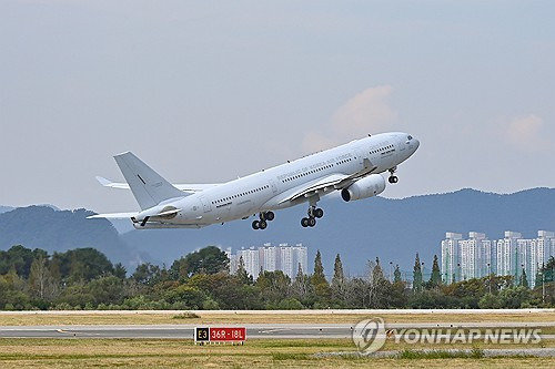 지난 13일 공군 제5공중기동비행단에서 이스라엘을 향해 이륙한 KC-330 군 수송기. 오늘(14일) 밤 10시 45분쯤 이스라엘 체류 한국인 163명 등을 태우고 서울 성남공항에 도착했다. 〈사진=국방부·연합뉴스〉