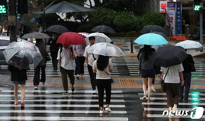 전국에 가을비가 내리고 있는 920일 오후 서울 강남구 강남역 인근에서 우산을 쓴 퇴근길 시민들이 발걸음을 재촉하고 있다. 2023.9.20/뉴스1 ⓒ News1 박세연 기자