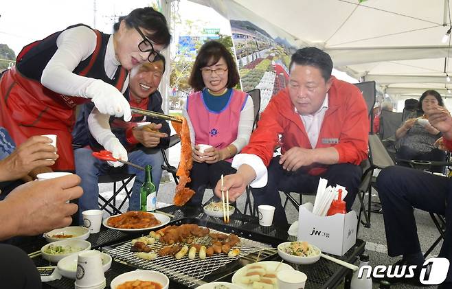 제18회 순창장류축제가 13일 개막한 가운데 이원일 셰프가 만든 순창 고추장 불고기 소스를 활용한 숯불구이가 큰 인기를 끌고 있다. 최영일 순창군수가 축제 방문객들과 함께 숯불구이 존에서 직접 고기를 굽고 있다.2023.10.14..(순창군 제공)/뉴스1