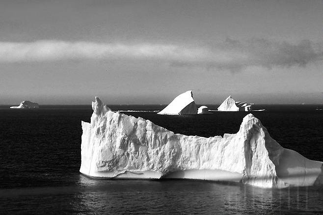 C컷/ 북극 / 사진가는 북극이 기후온난화로 대부분의 빙하가 녹아 물에 떠있었다고 했다. 그린란드 2022년, 조성환 사진가(82)