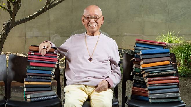 지난 6월 박서보 화백이 자택이자 작업실인 서울 연희동 ‘기지’의 정원을 배경으로 앉아있다. 옆에 쌓여있는 50여 권의 일기는 치열하게 살아온 화가의 흔적이 담긴 보물이자 한국 현대미술사의 소중한 기록이다.  /이태경 기자