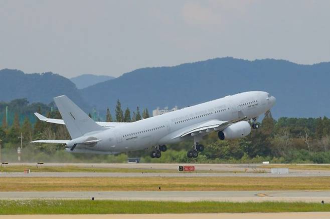 KC-330 군 수송기가 지난 13일 경남 김해 공군 제5공중기동비행단에서 이스라엘 교민 수송 긴급임무 작전을 위해 이륙하고 있다. ⓒ뉴시스