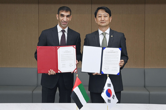 안덕근 산업통상자원부 통상교섭본부장이 14일 오후 서울 중구 대한상공회의소 EC룸에서 열린 '한-UAE 포괄적경제동반자협정(CEPA) 협상 타결 서명식'에서 타니 빈 아흐메드 알 제유디(Thani bin Ahmed Al Zeyoudi) UAE(아랍에미리트) 경제부 대외무역 특임장관과 공동 선언문 서명 후 기념촬영을 하고 있다. [사진=산업통상자원부]